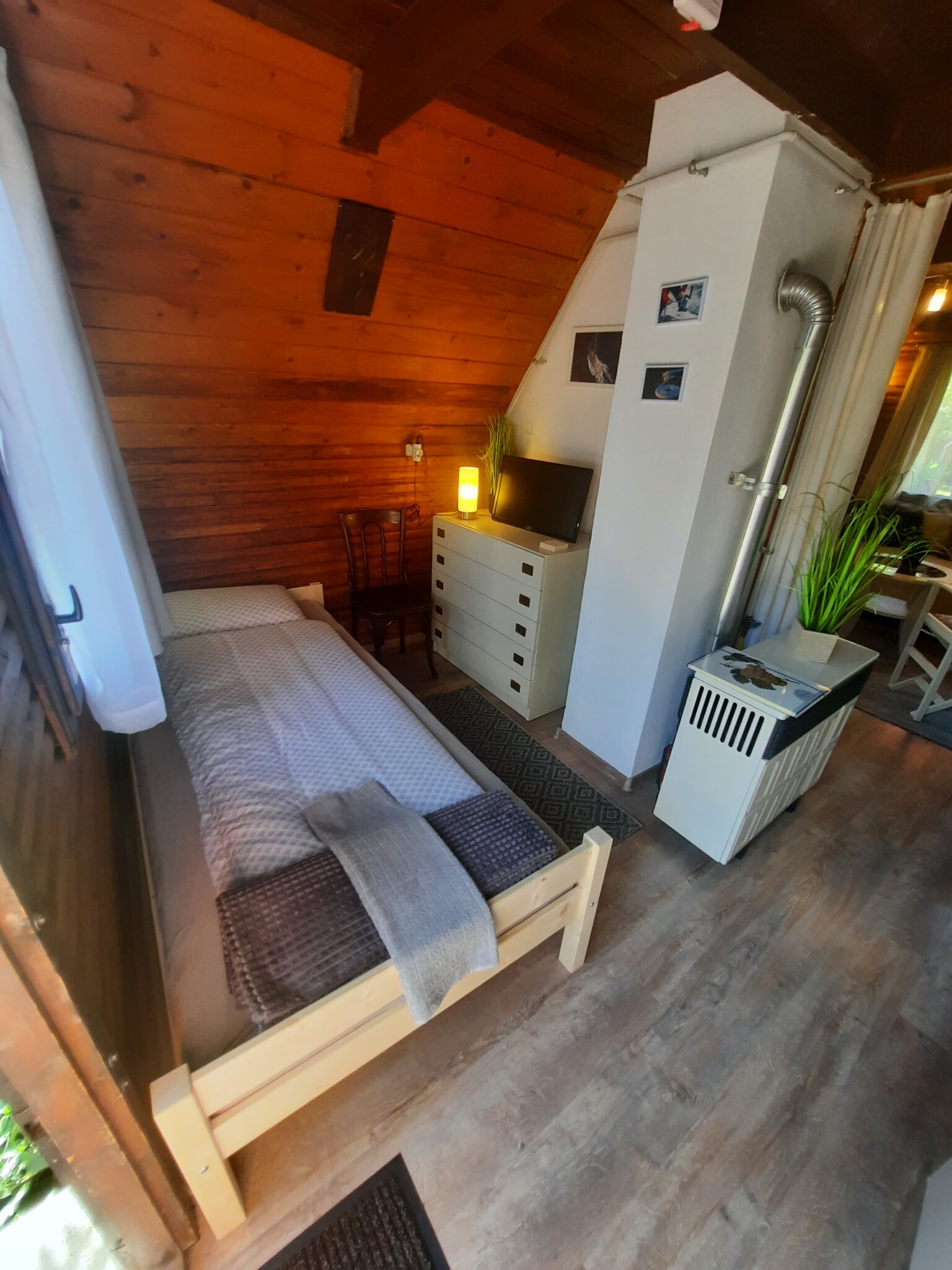 Bejárat melletti ágy